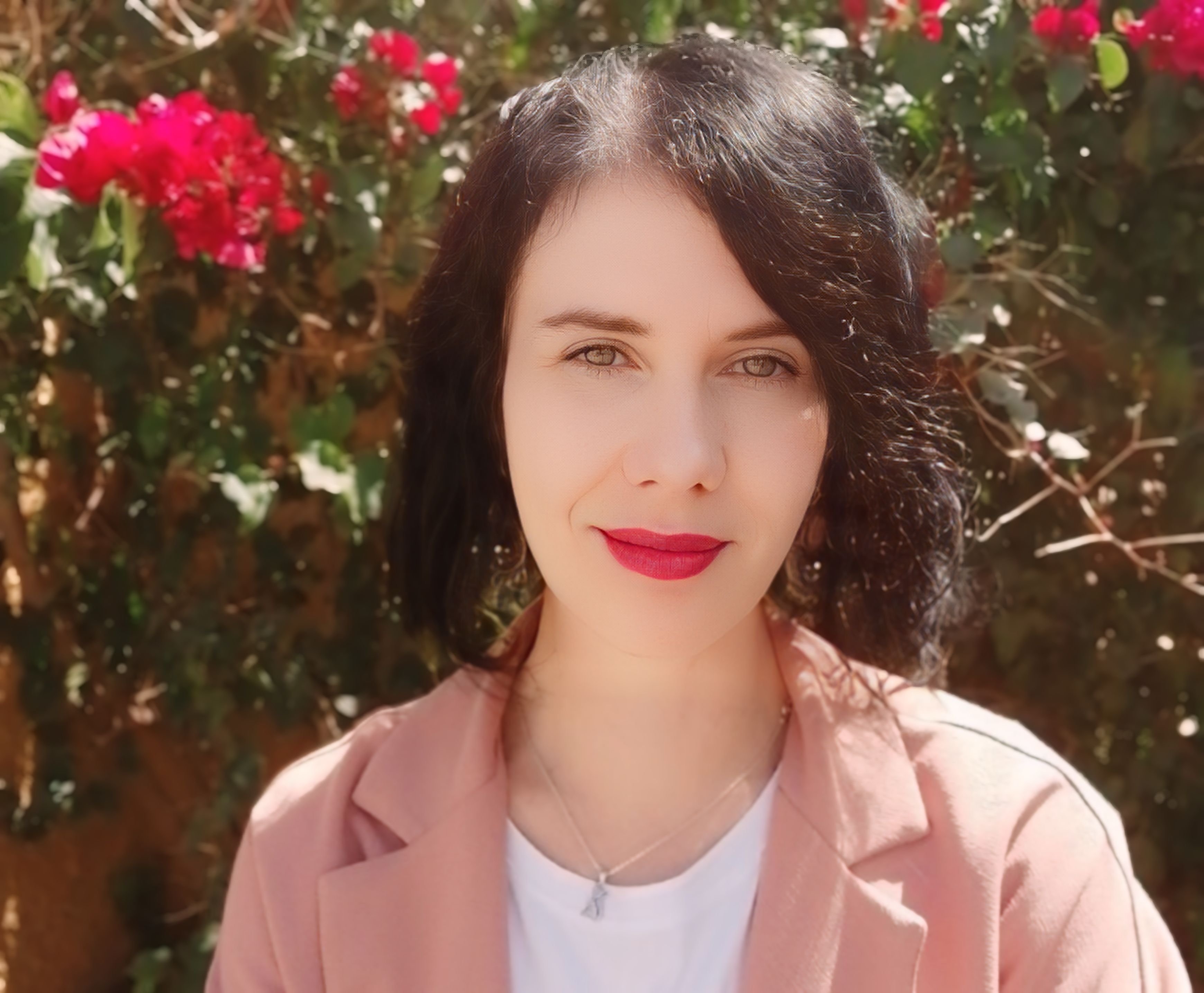 Soy de Valencia (España). Además de la psicología, adoro la literatura clásica, las novelas de terror y los animales.